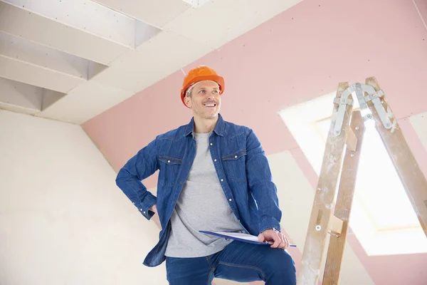 Portrait Construction Worker Standing Ladder Construction Site — Stock Photo, Image