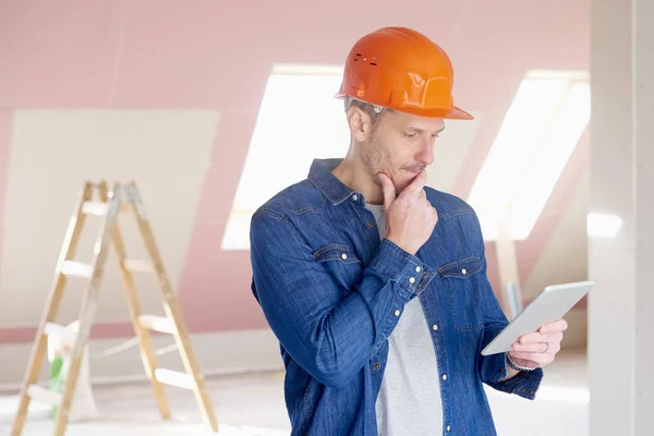 Porträt Eines Bauarbeiters Mittleren Alters Der Nachdenklich Wirkt Während Der — Stockfoto