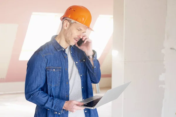 Uomo Delle Costruzioni Fare Chiamata Utilizzando Suo Computer Portatile Mentre — Foto Stock