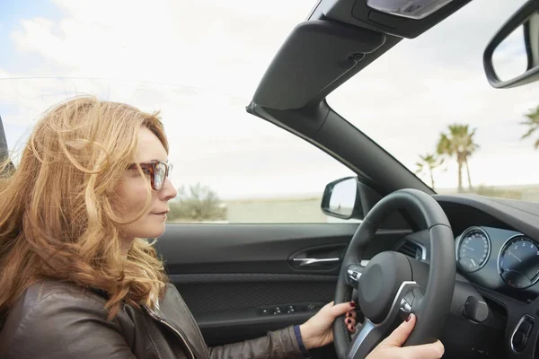 Gros Plan Femme Âge Moyen Conduisant Voiture Sport Cabriolet Sur — Photo