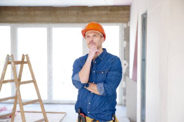 Onun çene ayakta inşaat sahasında üzerinde el ile careworn el ulağı portresi. 