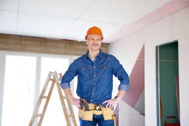 Çenesini inşaat sahasında el ile ayakta düşünme tamirci portresi. 