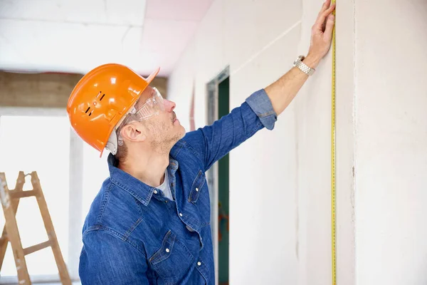 Handyman Using Tape Measure While Working Construction Site Repairman Wearing — Stock Photo, Image