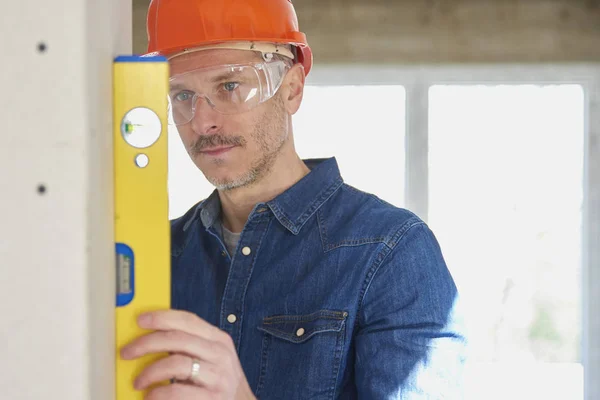 Clsoe Handyman Using Spirit Level While Working Construction Site — Stock Photo, Image