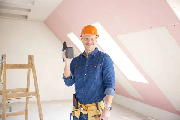 Volwassen Klusjesman Veiligheidshelm Dragen Klusjesman Riem Glimlachen Terwijl Boor Zijn — Stockfoto