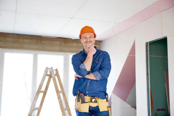 Retrato Del Manitas Feliz Con Casco Seguridad Mientras Está Pie —  Fotos de Stock