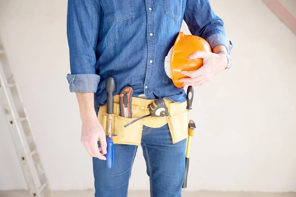 Beskuren Bild Cunstruction Man Med Handyman Bälte Stå Byggarbetsplatsen Samtidigt — Stockfoto