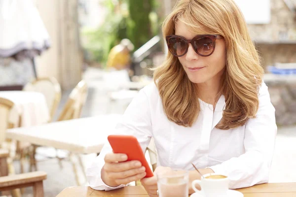 Ritratto Donna Attraente Sorridente Che Utilizza Suo Telefono Cellulare Messaggi — Foto Stock