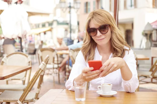 Portret Van Lachende Aantrekkelijke Vrouw Met Haar Mobiele Telefoon Sms — Stockfoto