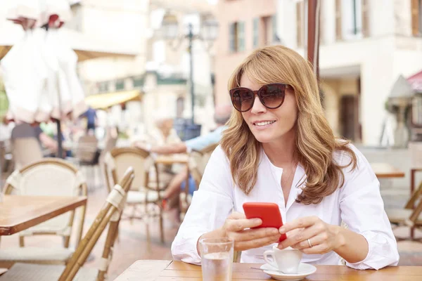 Portret Van Lachende Aantrekkelijke Vrouw Met Haar Mobiele Telefoon Sms — Stockfoto