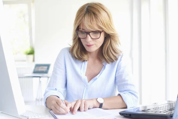 Foto Una Atractiva Mujer Negocios Mediana Edad Haciendo Poco Papeleo — Foto de Stock