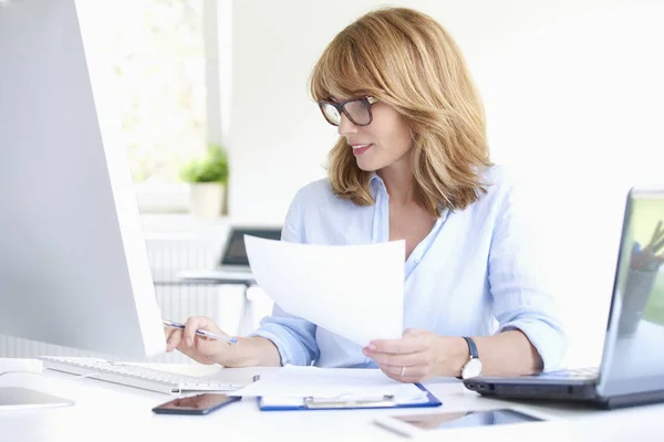 Shot Van Een Aantrekkelijke Midden Leeftijd Zakenvrouw Doen Sommige Papierwerk — Stockfoto