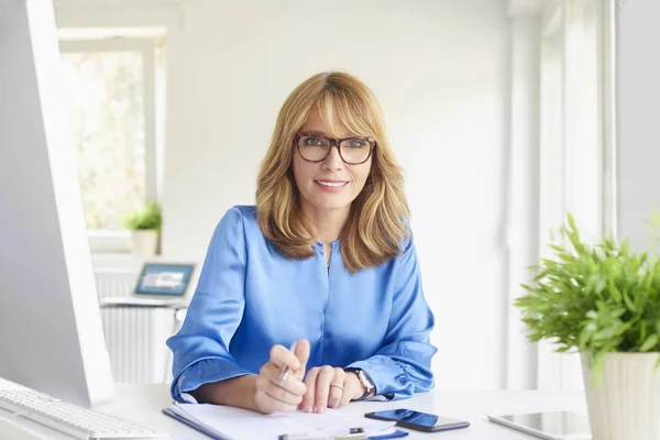 Skott Attraktiv Mellersta Åldern Affärskvinna Gör Del Pappersarbete När Sitter — Stockfoto