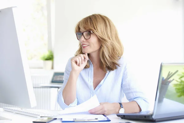 Skott Attraktiv Mellersta Åldern Affärskvinna Arbetar Dator Och Laptop Skrivbord — Stockfoto