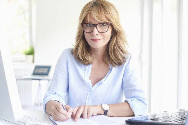 Shot Van Een Aantrekkelijke Midden Leeftijd Zakenvrouw Doen Sommige Papierwerk — Stockfoto