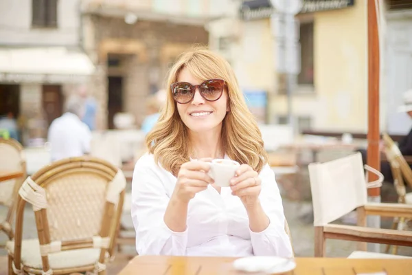 Retrato Mujer Feliz Mediana Edad Sentada Cafetería Aire Libre Disfrutando —  Fotos de Stock