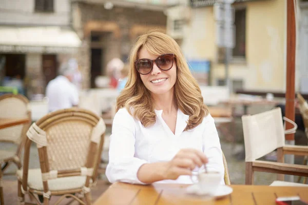 Retrato Mujer Feliz Mediana Edad Sentada Cafetería Aire Libre Disfrutando —  Fotos de Stock