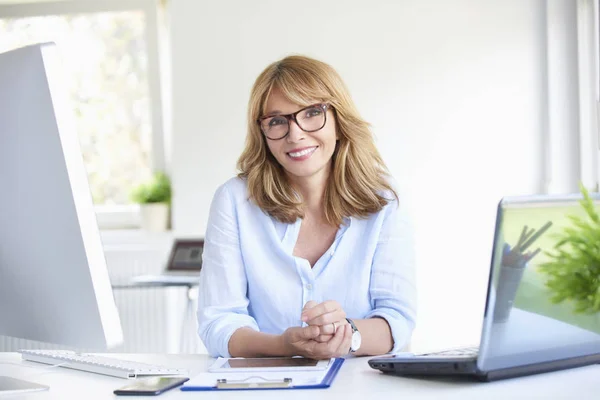 Retrato Una Atractiva Mujer Negocios Mediana Edad Sentada Escritorio Oficina —  Fotos de Stock