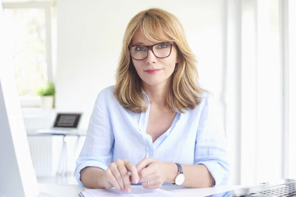 Portret Van Aantrekkelijke Midden Leeftijd Zakenvrouw Zit Bureau Het Gebruiken — Stockfoto