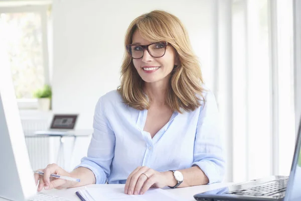 Toma Una Hermosa Mujer Negocios Mediana Edad Sentada Escritorio Oficina — Foto de Stock