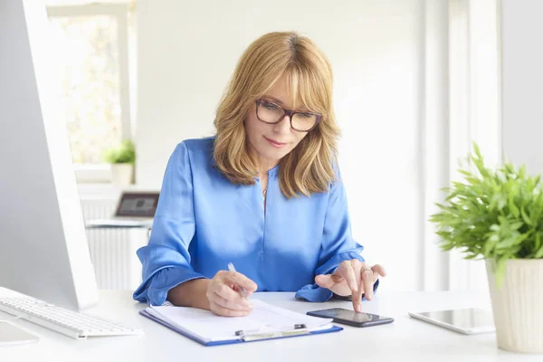 Porträtt Investment Advisor Affärskvinna Beräkning Finansiella Data Medan Sitter Vid — Stockfoto