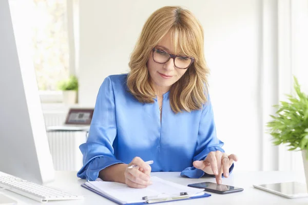 Porträtt Investment Advisor Affärskvinna Beräkning Finansiella Data Medan Sitter Vid — Stockfoto