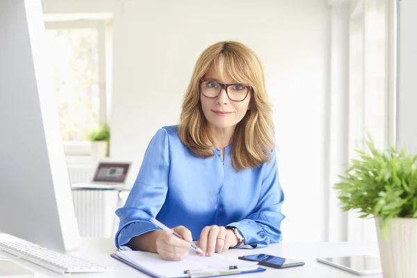 Portrait Mature Executive Businesswoman Doing Some Paperwork While Sitting Her — Stock Photo, Image