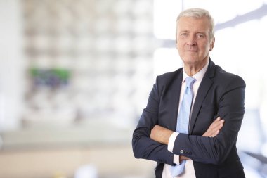 Silah ile ayakta bir üst düzey mali Danışmanı işadamı içinde boardroom geçti.