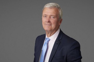 Yakın çekim çekim bir çift yaşlı profesyonel adam izole arka plan ayakta.