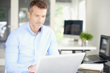 Onun laptop onun iş istasyonunda çalışan geçici satış müdürü. 