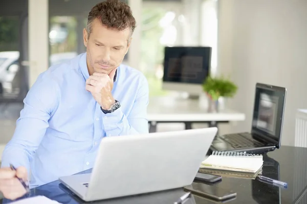 Homem Negócios Casual Olhando Atenciosamente Enquanto Sentado Mesa Escritório Trabalhando — Fotografia de Stock