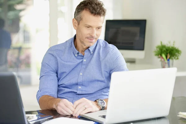 Pensando Homem Negócios Casual Usando Laptop Enquanto Trabalhava Estação Trabalho — Fotografia de Stock
