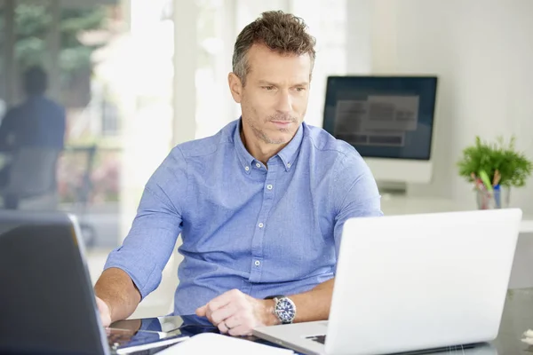 Pensando Homem Negócios Casual Usando Laptop Enquanto Trabalhava Estação Trabalho — Fotografia de Stock