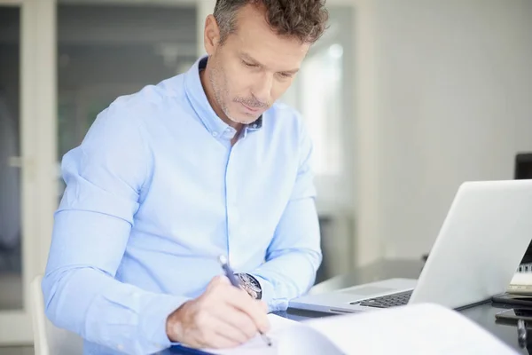 Gerente Masculino Tomando Notas Mientras Está Sentado Escritorio Oficina Delante —  Fotos de Stock