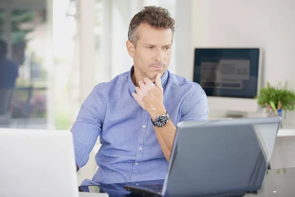 Tänkande Casual Affärsman Använder Laptop Medan Arbetar Arbetsstationen Kontoret Multitasking — Stockfoto