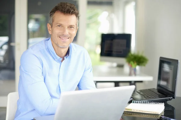 Hombre Negocios Mediana Edad Que Utiliza Ordenador Portátil Hsi Mientras —  Fotos de Stock