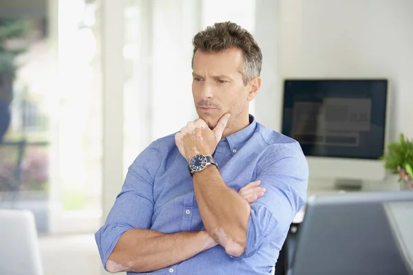 Cuidados Homem Negócios Casual Sentado Frente Laptop Escritório — Fotografia de Stock