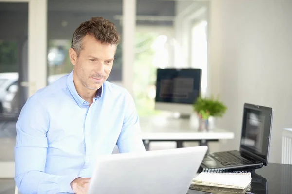 Midden Leeftijd Zakenman Met Behulp Van Zijn Laptop Terwijl Het — Stockfoto