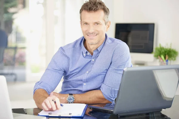Middle Aged Businessman Working Laptop Fill Form While Sitting Desk — Stock Photo, Image
