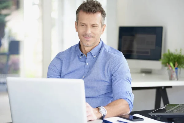 Midden Leeftijd Zakenman Shirt Dragen Terwijl Zit Bureau Met Behulp — Stockfoto