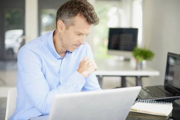 Geschäftsmann Mittleren Alters Trägt Hemd Während Schreibtisch Sitzt Und Seinen — Stockfoto