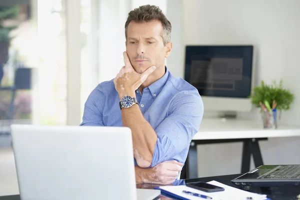 Hombre Negocios Mediana Edad Con Camisa Mientras Está Sentado Escritorio — Foto de Stock
