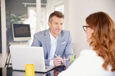 İş adamları ofiste tartışma yaparken yeni proje üzerinde birlikte çalışma grubu. 