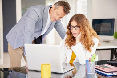 Ofis büro dizüstü bilgisayar önünde oturan ve orta yaşlı profesyonel adamla danışmanlık düşünme mali işkadını portresi. Takım çalışması.
