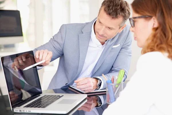 Gruppe Von Verkaufsunternehmern Sitzt Vor Dem Laptop Und Berät Sich — Stockfoto