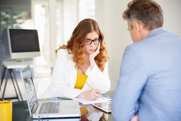 Pensando Mujer Negocios Sentada Escritorio Oficina Tomando Notas Mientras Consulta — Foto de Stock