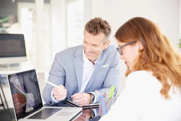 Gruppo Addetti Alle Vendite Seduti Fronte Laptop Alla Consulenza Mentre — Foto Stock