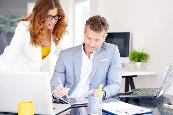 Hombre Negocios Mediana Edad Usando Tableta Digital Mientras Trabajan Juntos —  Fotos de Stock