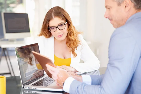 Geschäftsmann Mittleren Alters Mit Digitalem Tablet Während Der Zusammenarbeit Finanzassistentin — Stockfoto