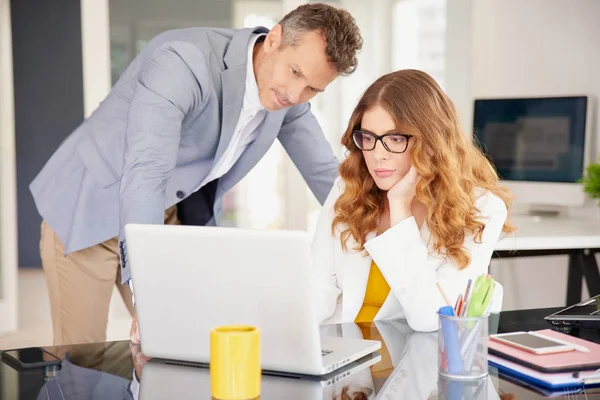 Porträt Einer Denkenden Finanzunternehmerin Die Schreibtisch Vor Dem Laptop Sitzt — Stockfoto